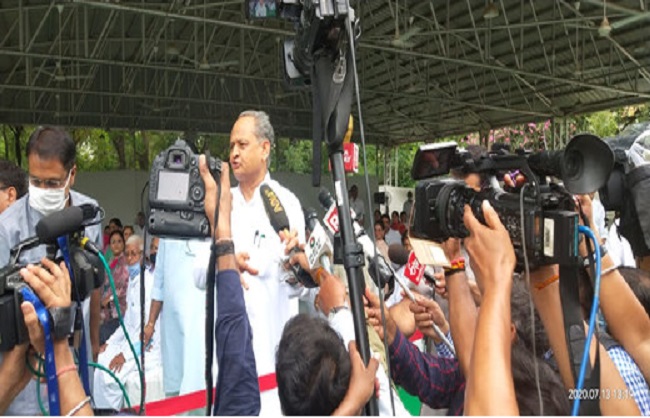 Photo of मीडिया के सामने मुख्यमंत्री गहलोत ने किया शक्ति प्रदर्शन