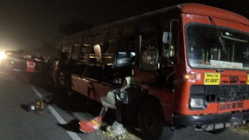 Photo of मुंबई पुणे एक्सप्रेस हाईवे पर एसटी बस दुर्घटना ग्रस्त,1 की मौत 15 घायल