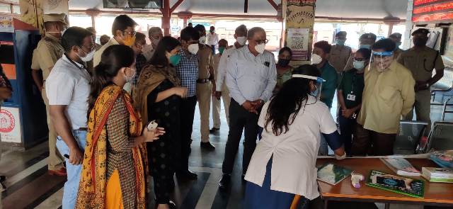 Photo of पालघर डीएम डॉ. मानिक गुरसल ने किया रेलवे स्टेशन का निरिक्षण , जिले में दुबारा कोरोना पीड़ितों की संख्या में आई तेजी