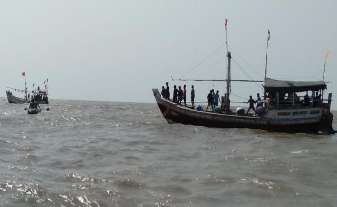 Photo of गहरे समुद्र में मछली पकड़ने गई वसई की ‘’विश्वराजा’’ नामक नाव पर अज्ञात पर्ससीन ने किया जानलेवा हमला ,एक मछुवारा जख्मी