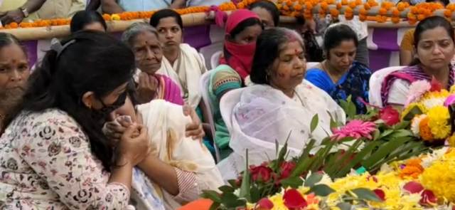 Photo of पंचतत्व में विलीन हुए भाजपा के पूर्व मंत्री व नेता विष्णु सवरा, लोगो ने नम आंखों से की विदाई , विरोधी पक्ष नेता देवेंद्र फडणवीस रहे मौजूद