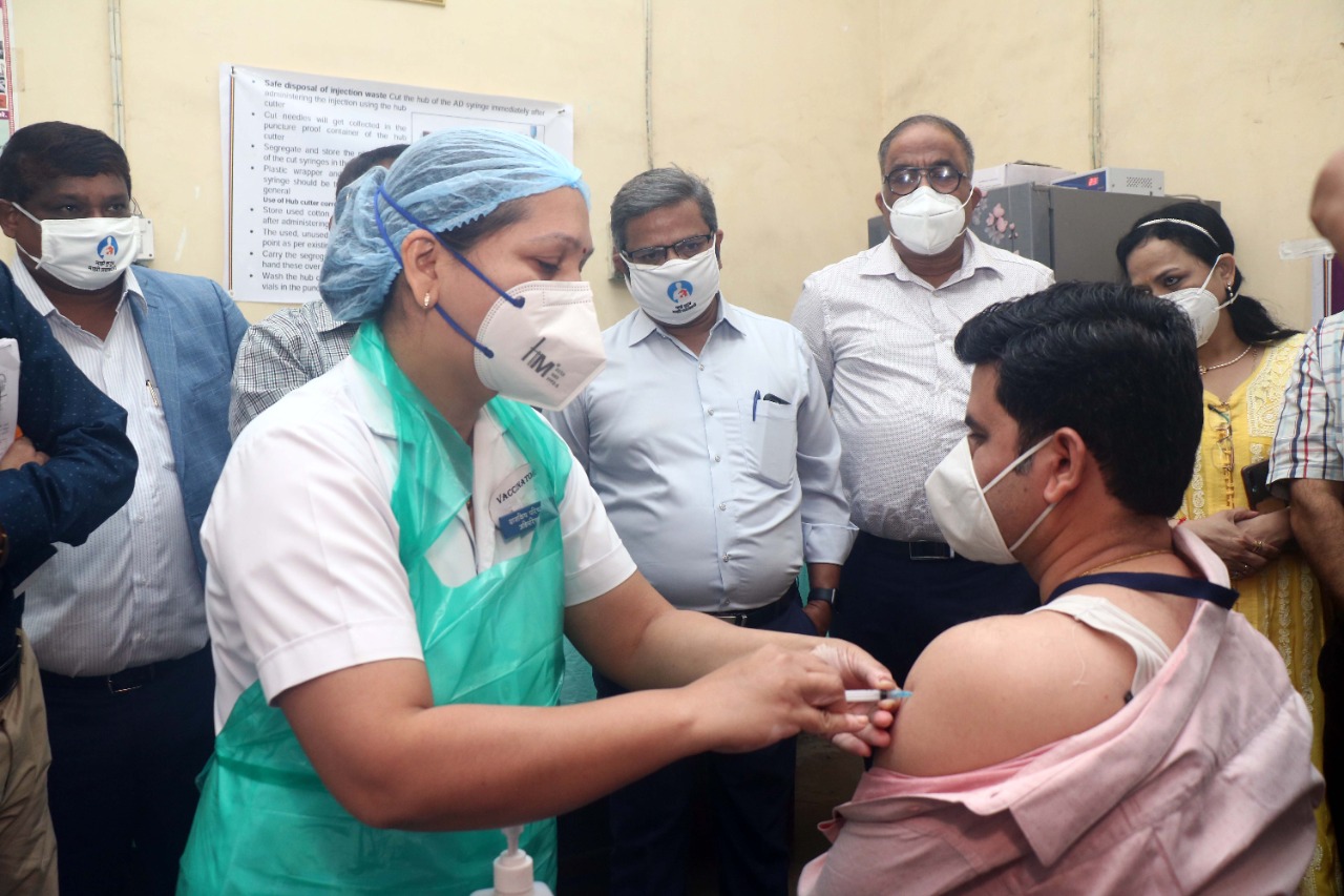 Photo of पीएम नरेंद्र मोदी ने शुरू किया वैक्सीनेशन, सीएम उद्धव ठाकरे ने जताई ख़ुशी, वैक्सीनेशन के लिए लगेंगे यह कार्ड
