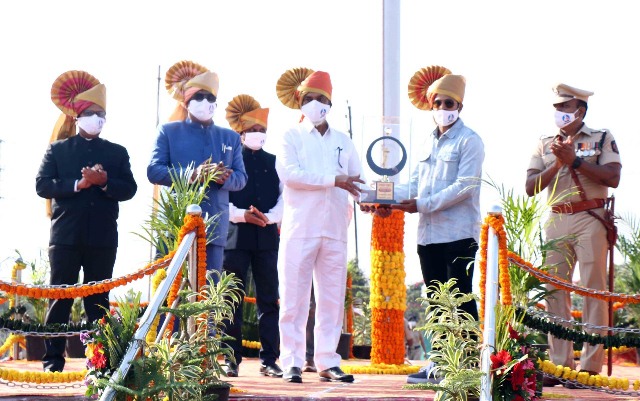 Photo of गणतंत्र दिवस पर पालघर जिला के पालकमंत्री दादाजी भूसे ने झंडारोहण के बाद  क्रिकेटर शार्दुल ठाकुर को किया ”पालघर रत्न” से  सम्मानित