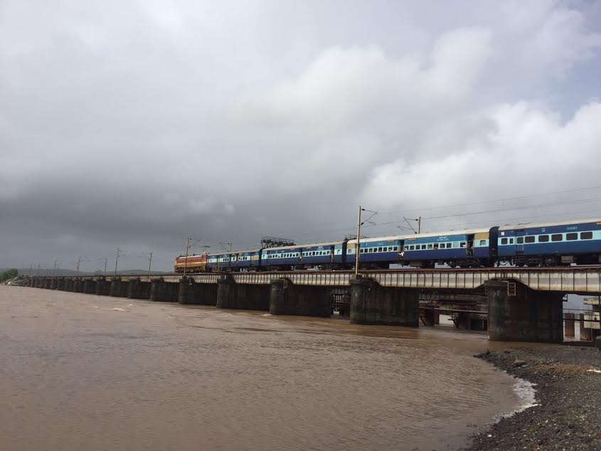 Photo of वैतरणा रेलवे पुल के आस पास रेती निकालने व नाव लाने व ले जाने पर लगा प्रतिबंध