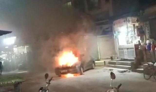 Photo of होंडा सिटी कार में अचानक आग लगने कार जलकर हुई खाक || कार में बैठे लोग …