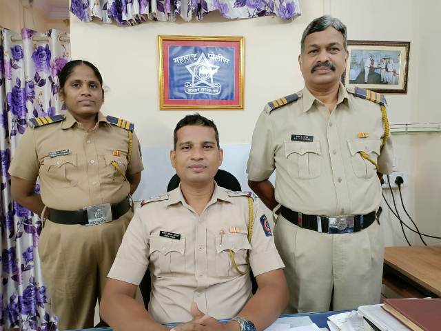 Photo of पुलिस महासंचालक सम्मान चिन्ह से नवाजे गए पुलिस निरीक्षक मनोज चालके समेत कुरार के 3 पुलिसकर्मी.