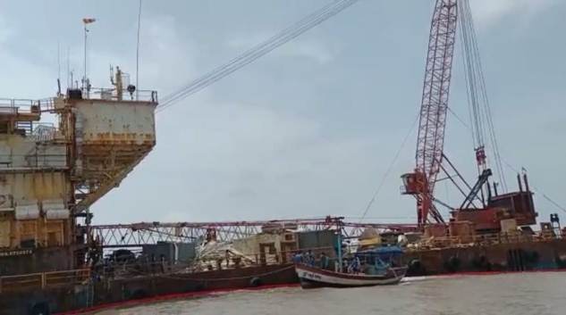 Photo of पालघर अरब सागर में फसें जहाज से तेल निकालने की तैयारी में जुटी है GAL कंपनी, कई दिनों से सागर में हो रहा है डीजल का रिसाव