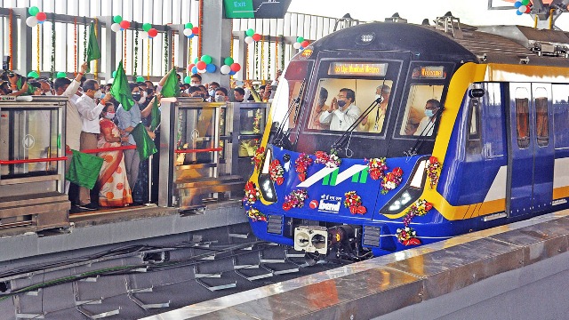 Photo of सीएम ने दिखाई मेट्रो ट्रायल रन को हरी झंडी ,उपमुख्यमंत्री नें केंद्र पर लगाया  भेदभाव करने का आरोंप 