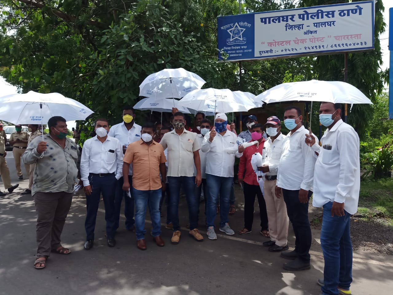 Photo of सनसाई ग्रुप के अध्यक्ष नें कोरोना काल के संकट से जूझ रहे गांवों को बढ़ाया मद्दत का हाथ , अंधेरी सड़को पर फैला उजाला सांप ,विच्छू व अन्य जहरीले जानवरों का रहता था भय