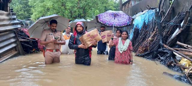 Photo of पालघर – पुलिस ने सैकड़ो लोगों को सुरक्षित निकाला बाहर , खाड़ी में बह रहें 3 लोगों को भी बचाया