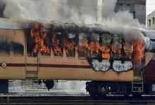 Photo of बिहार : आरआरबी-एनटीपीसी के परिणाम को लेकर छात्रों का उग्र प्रदर्शन, रेल कोच में लगाई आग