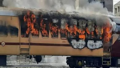 Photo of बिहार : आरआरबी-एनटीपीसी के परिणाम को लेकर छात्रों का उग्र प्रदर्शन, रेल कोच में लगाई आग