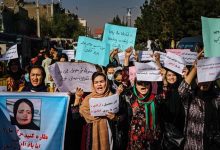 Photo of अफगानी महिलाओं ने सरकारी नौकरियों में समान अधिकारों के लिए उठाई आवाज, सड़क पर उतरीं