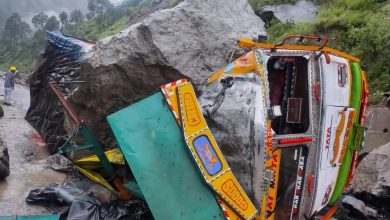 Photo of हिमाचल प्रदेश : भारी बरसात के चलते एक ट्रक पर भारी पत्थर गिरने से ट्रक पूरी तरह क्षतिग्रस्त हो गया है