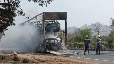 Photo of पालघर में कार से लदा कंटेनर जलकर हुवा खाक,  मौके पर पहुंची दो दमकल की गाडियों ने आग पर पाया काबू